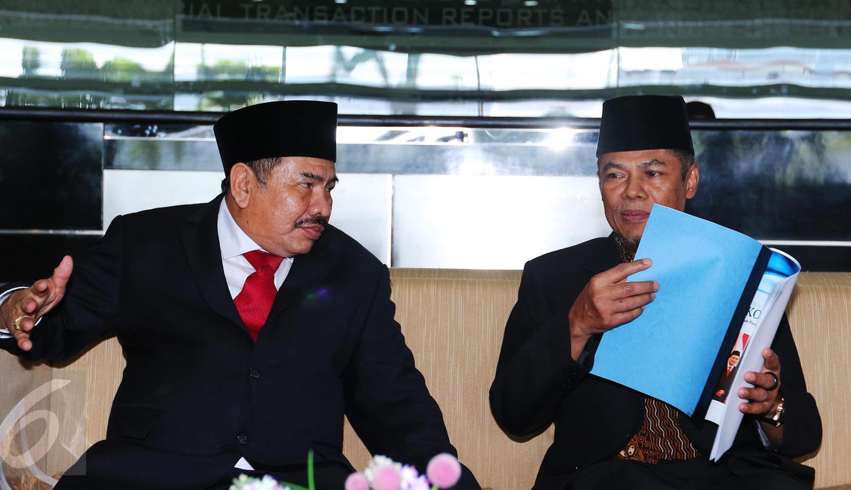 Ketua Pusat Pelaporan dan Analisis Transaksi Keuangan (PPATK),  Kiagus Ahmad Badaruddin dan Mantan Ketua PPATK, M Yusuf usai sertijab di Gedung PPATK, Jakarta, Rabu (26/10). (Liputan6.com/Angga Yuniar)