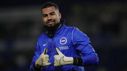 Robert Sanchez. Kiper asal Spanyol berusia 23 tahun ini total 2 kali melakukan clean sheets dari 5 laga bersama Brighton and Hove Albion. Di pekan kelima, meski kebobolan 1 gol, Brighton menang 2-1 atas Leicester City dan membawa Brighton di posisi ke-4 klasemen sementara. (AFP/Pool/Andrew Couldridg