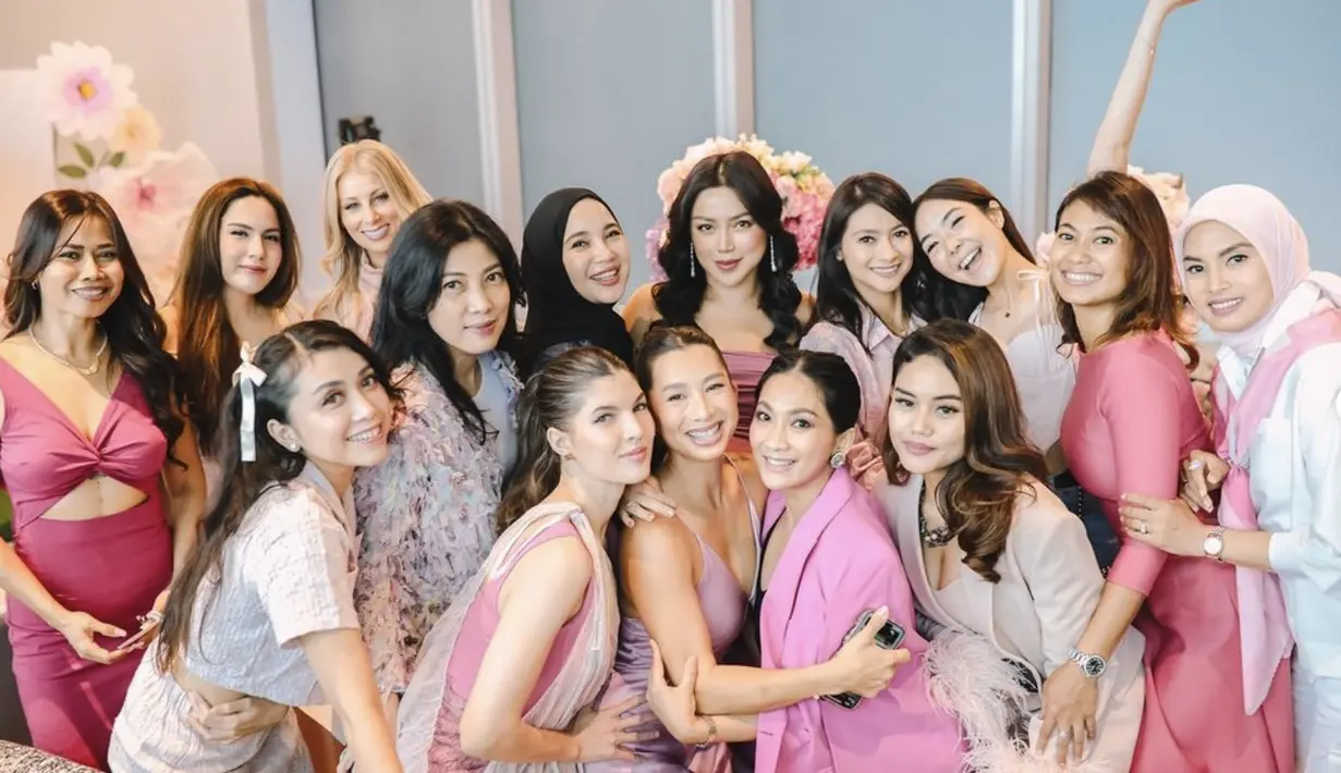 Pada kesempatan ini terlihat rona bahagia dari Jessica Iskandar dan sahabat-sahabatnya.  [Foto: Instagram/ Jessica Iskandar]