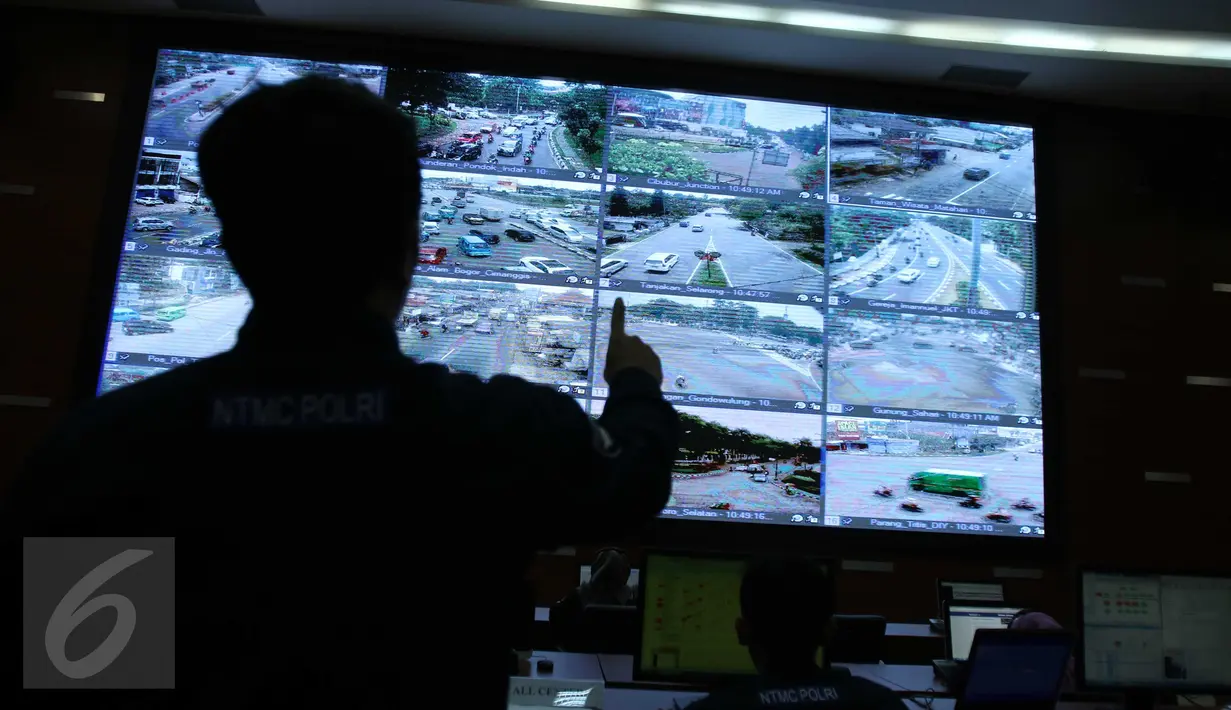 Petugas memantau CCTV di ruangan NTMC Polda Metro Jaya, Jakarta, Selasa (25/10). Korps Lalu Lintas Polri tengah merancang pembayaran tilang kendaraan menggunakan sistem online. (Liputan6.com/Gempur M Surya)