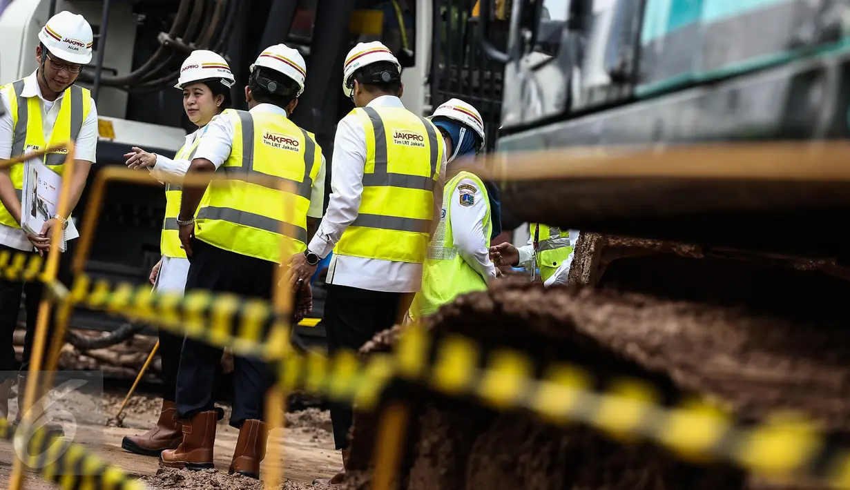 Menko PMK, Puan Maharani mengecek proyek Asian Games 2018 di Jakarta Timur, Rabu (1/2). Proyek pertama yang dikunjungi bersama bersama Plt Gubernur DKI Sumarsono adalah arena balap sepeda bertaraf internasional (velodrom). (Liputan6.com/Faizal Fanani)