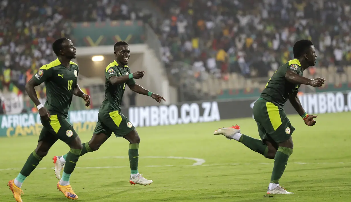 Gelandang Senegal, Idrissa Gana Gueye (kanan) berselebrasi usai mencetak gol ke gawang Burkina Faso pada pertandingan semifinal Piala Afrika 2021 di stadion Ahmadou Ahidjo di Yaounde, Kamerun, Kamis (3/2/2022). Senegal menang atas Burkina Faso 3-1 dan lolos ke final. (AP Photo/Sunday Alamba)