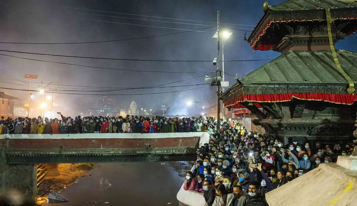Orang-orang memadati kuil Pashupatinath menjelang festival Mahashivaratri di Kathmandu, Nepal, pada 28 Februari 2022. Perlahan tapi pasti, kehidupan di Asia Selatan kembali normal dan orang-orang berharap yang terburuk dari pandemi COVID-19 ada di belakang mereka. (AP Photo/Niranjan Shreshta, File)