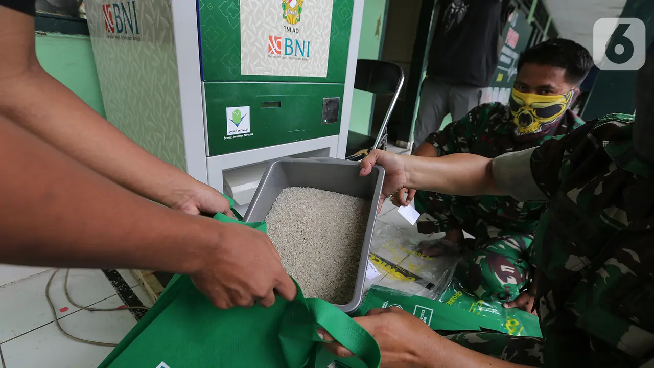 Masyarakat terdampak Covid-19 memperoleh bantuan 1,5 kg beras per orang melalui ATM Pertanian Si Komandan di Makodim 0506 Tangerang