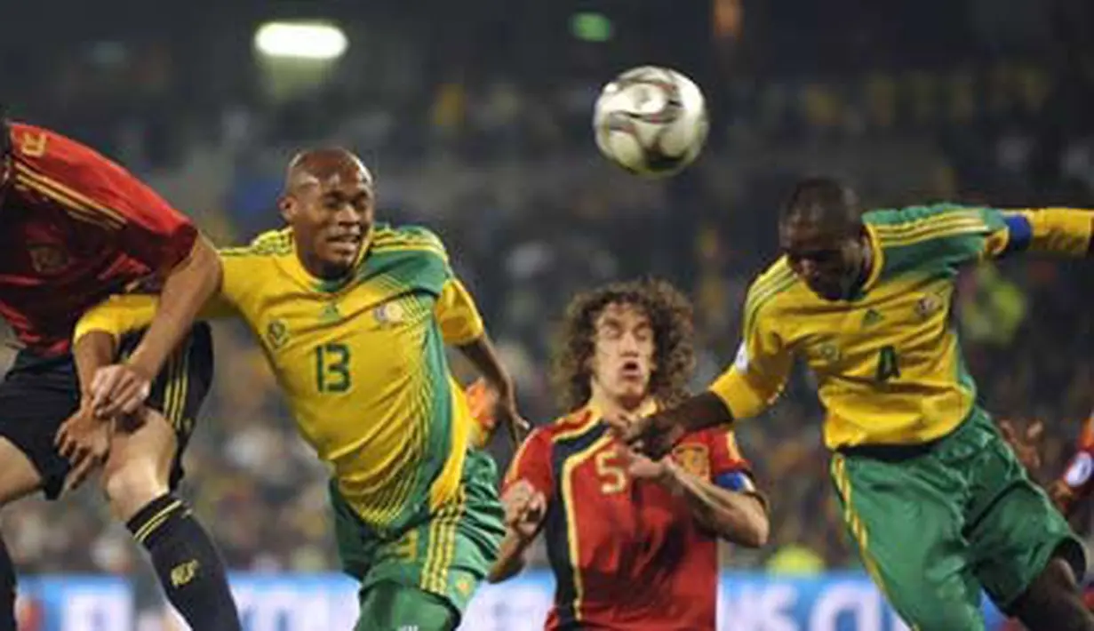Gelandang Spanyol Albert Riera menyundul bola dan dikawal gelandang Afsel, Kagisho Dikgacoi, dalam laga lanjutan Piala Konfederasi antara Spanyol vs Afsel pada 20 Juni 2009 di Free State Stadium, Bloemfontein. AFP PHOTO/PIERRE-PHILIPPE MARCOU