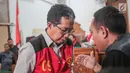 Terdakwa kasus dugaan penghilangan barang bukti pengaturan skor, Joko Driyono berdiskusi dengan kuasa hukum saat sidang putusan di PN Jakarta Selatan, Selasa (23/7/2019). Majelis hakim memvonis mantan Plt Ketua Umum PSSI Joko Driyono 1 tahun 6 bulan penjara. (Liputan6.com/Faizal Fanani)