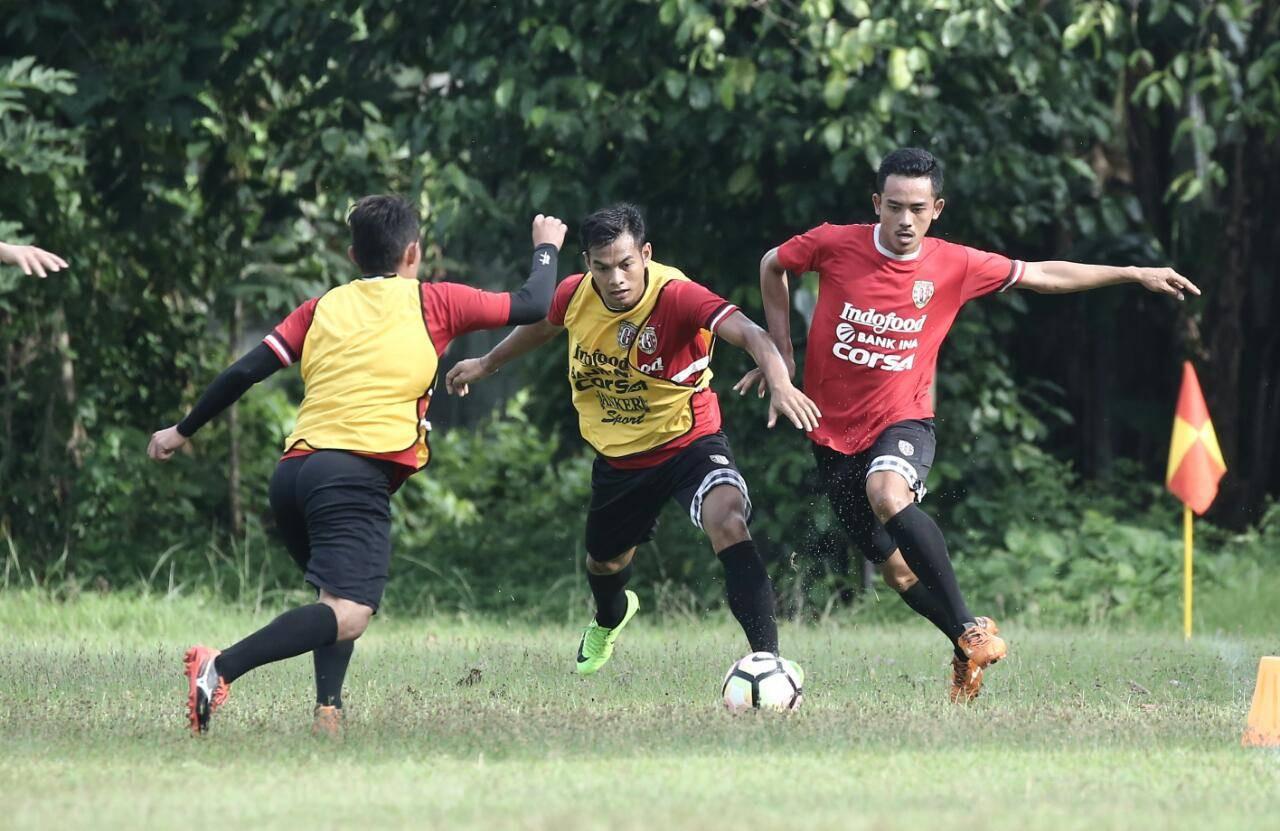Pemain anyar Bali United, Taufik Hidayat, saat mengikuti sesi latihan bersama Serdadu Tridatu, Selasa (19/12/2017). (Dok. Bali United)