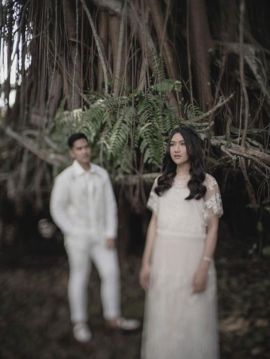 Masih menampilkan pose di dekat pohon beringin, kali ini Kaesang Pangarep disorot khalayak gara-gara wajahnya tampak buram di foto prewedding. “Kameranya cuma fokus ke yang cantik, yang muka pisang godog di-blur. Slide 3 itu pisang godog (pisang rebus -red) penunggu pohon beringin,” Erina Gudono mencuap bersama bintang film Cek Toko Sebelah. (Foto: Dok. Instagram @kaesangp)