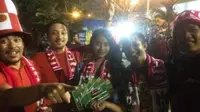 Salah satu suporter wanita Timnas Indonesia saat laga kontra Malaysia di Stadion Manahan, Solo (Rejdo Prahananda/Liputan6)