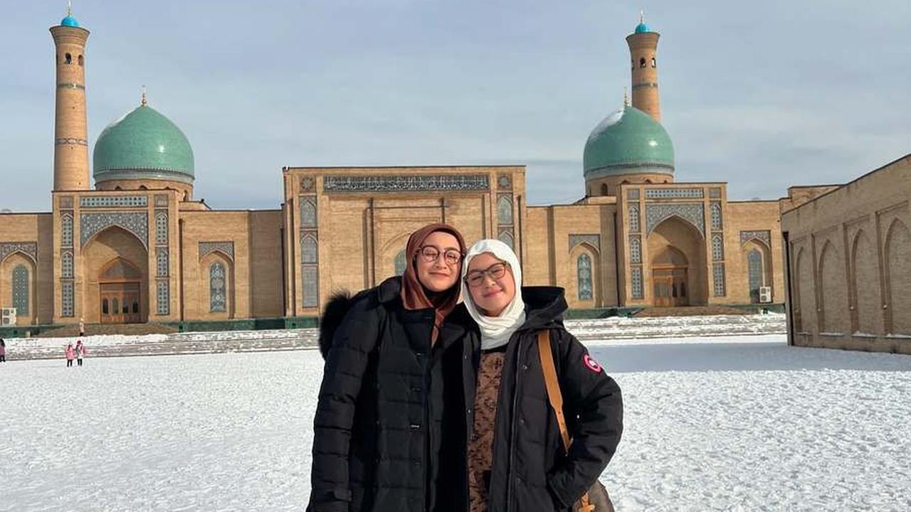 8 Potret Desy Ratnasari dan Nasywa Nathania Hamzah Nikmati Liburan Bersalju di Uzbekistan, Kompak dengan Sang Putri Tercinta Meski Sulit Diajak Foto Bersama