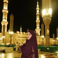 Bukan dengan glam makeup khasnya, melainkan lewat pesona ketenangan dalam balutan hijab syar’i, abaya, hingga cadar. [@tasyafarasya].