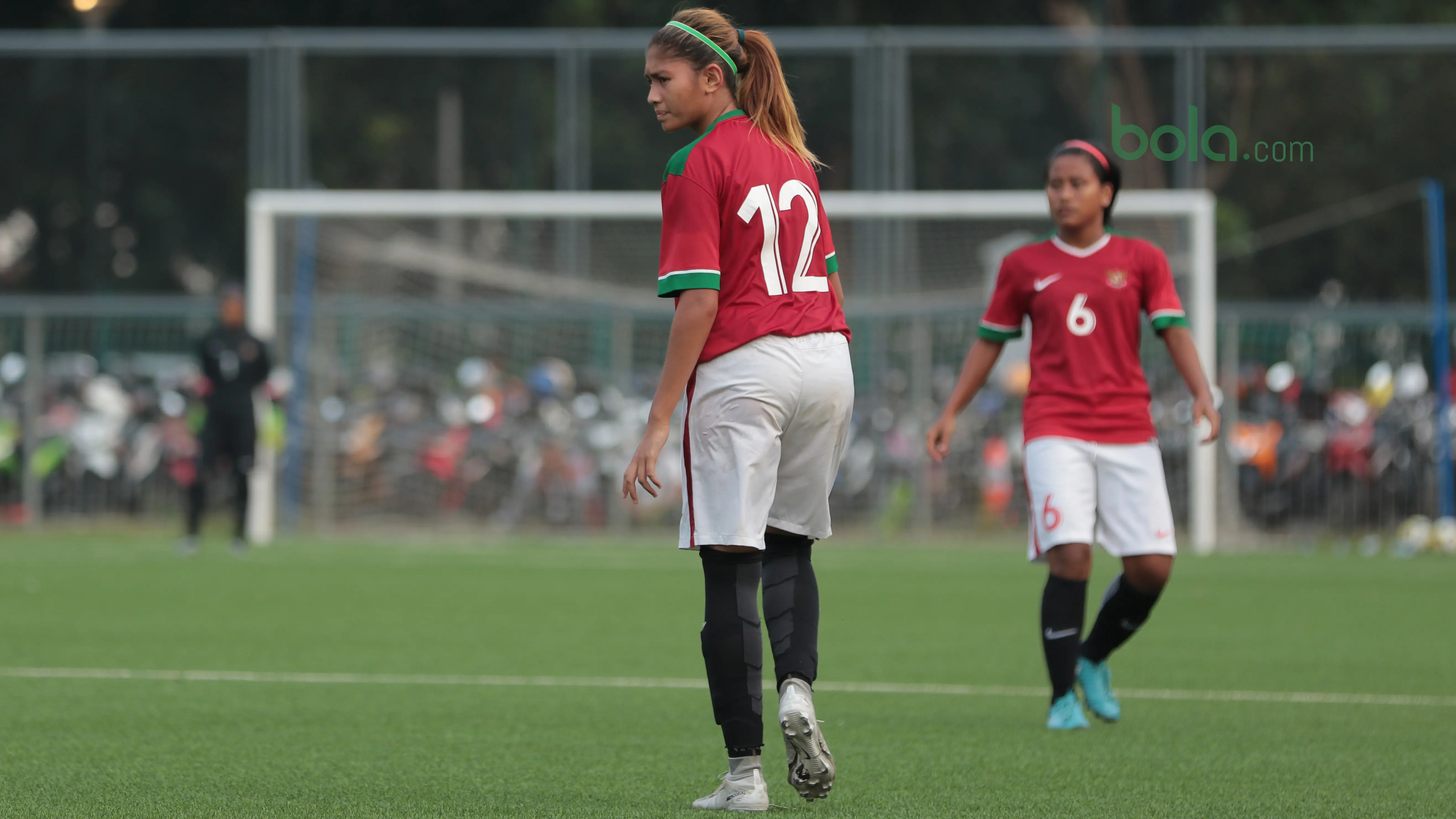 Pemain Timnas Wanita Indonesia, Zahra Musdhalifa saat melawan Legenda Indonesia pada laga uji coba di Lapangan ABC Senayan, Jakarta, Kamis (5/4/2018). Timnas Wanita Indonesia menang 3-2. (Bola.com/Nick Hanoatubun)