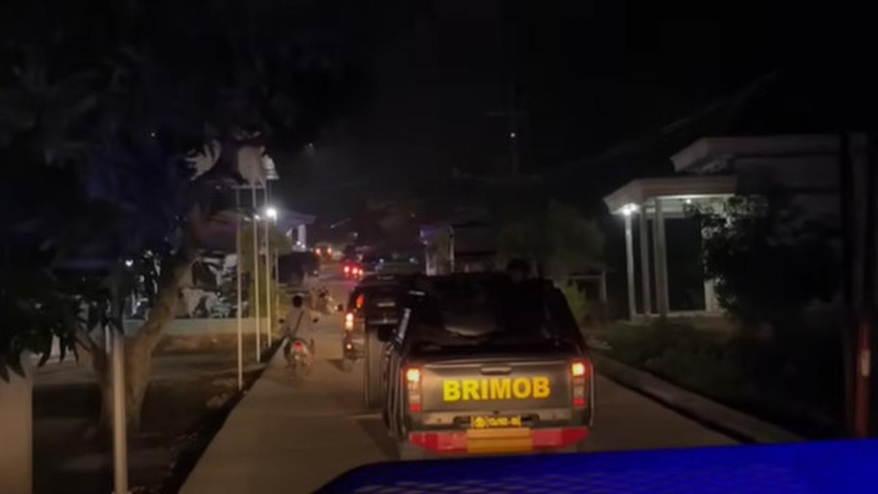 Madura Wilayah Rawan, Begini Momen Brimob Saat Patroli Malam Sebelum Pilkada Bersenjata Lengkap