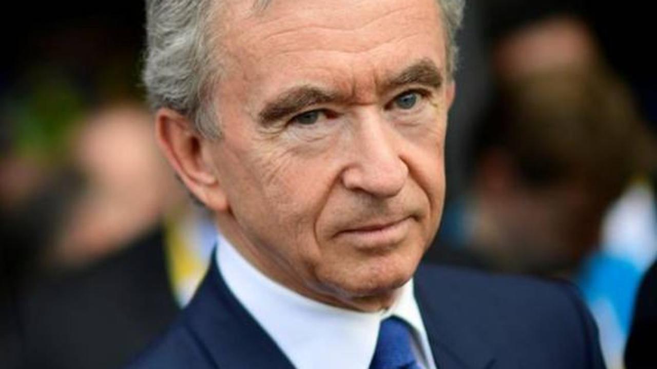 Urutan kedua ditempati oleh bos rumah mode asal Prancis Bernard Arnault, yang mengantongi kekayaan sebesar USD 171 miliar atau Rp2,6 kuadriliun.