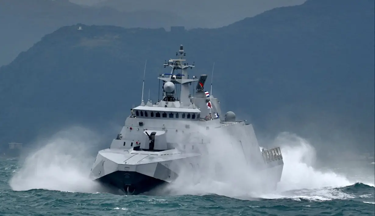 Kapal kelas korvet Taiwan Ta Chiang menunjukkan kesiapan tempurnya saat latihan di laut lepas utara Kota Keelung, Taiwan, 7 Januari 2022. Militer Taiwan menggelar latihan tempur darat, laut, dan udara di tengah ketegangan dengan China. (Sam Yeh/AFP)
