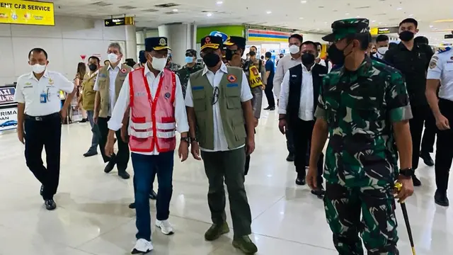 Kasatgas Penanganan Covid-19 Letjen TNI Suharyanto meninjau kesiapan karantina Surabaya bersama Menhub Budi Karya Sumadi dan Gubernur Jawa Timur Kofiffah Indar Parawangsa di Surabaya, Jumat (31/12/2021). (Istimewa)