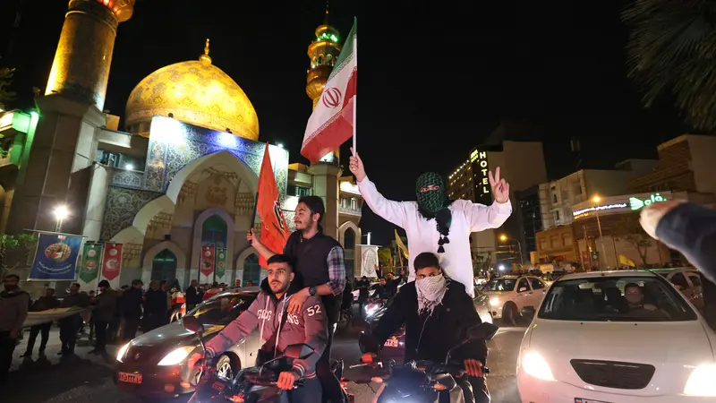 Warga Iran Turun ke Jalan Dukung Serangan ke Israel