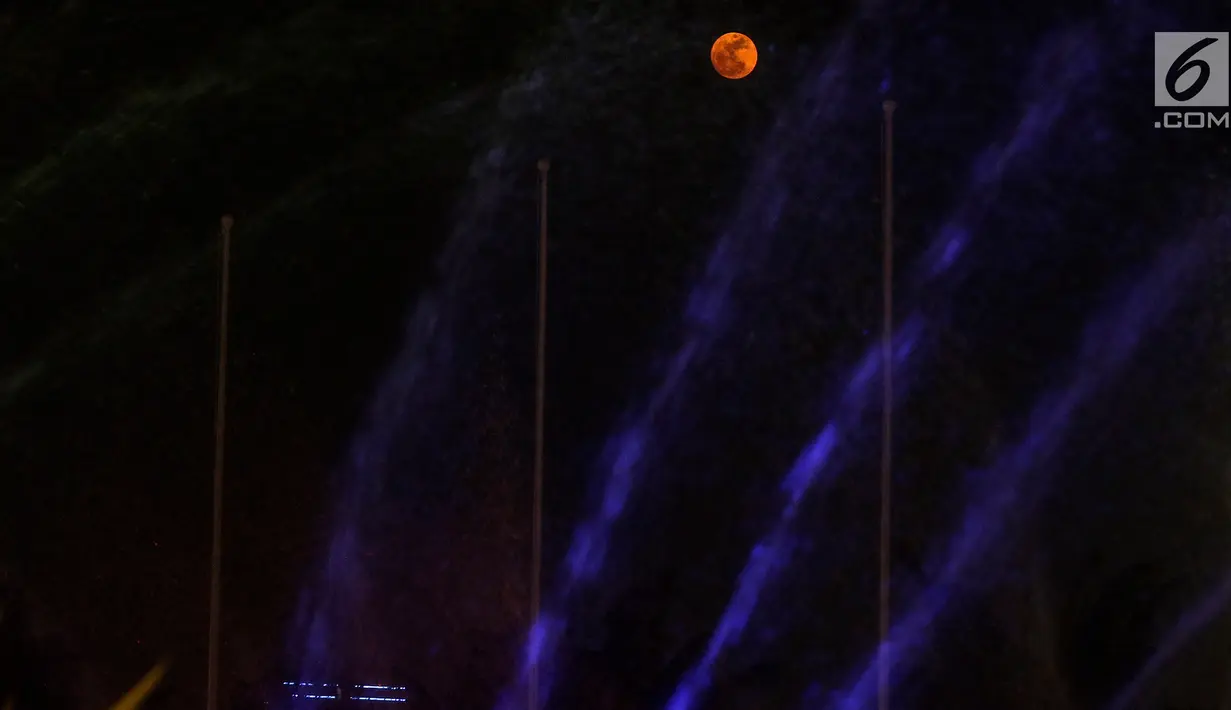 Penampakan bulan purnama di tengah air mancur yang menghiasi lanagit kawasan Jakarta, Jumat (13/9/2019). Bulan purnama Harvest Moon ini juga disebut sebagai Micro Moon dan akan lagi terlihat hingga 13 Agustus 2049. (Liputan6.com/Johan Tallo)