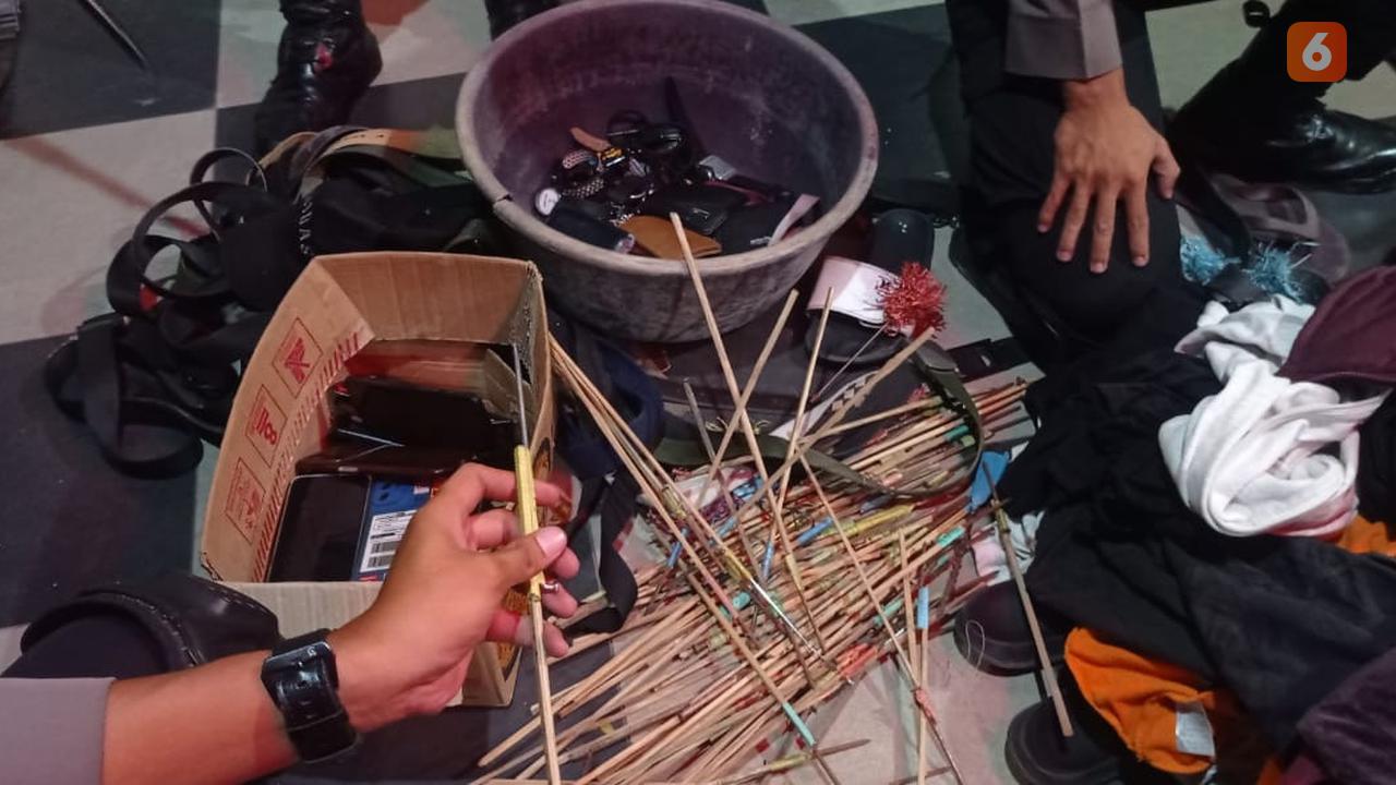 Barang bukti temuan di Markas Batalyon 120 (Liputan6.com/Fauzan)