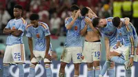Reaksi kecewa pemain Spanyol setelah kalah dari Maroko di babak adu penalti saat laga 16 besar Piala Dunia 2022 yang berlangsung di Education City Stadium, Selasa (06/12/2022). (AP/Luca Bruno)