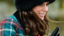 Kate Middleton menyapa warga setelah tradisi kebaktian Hari Natal Kerajaan Inggris di Gereja St. Mary Magdalene, Sandringham, Senin (25/12). Penampilan cantik Kate Middleton dilengkapi dengan pillowbox hat beraksen bulu bwarna hitam. (AP/Alastair Grant)
