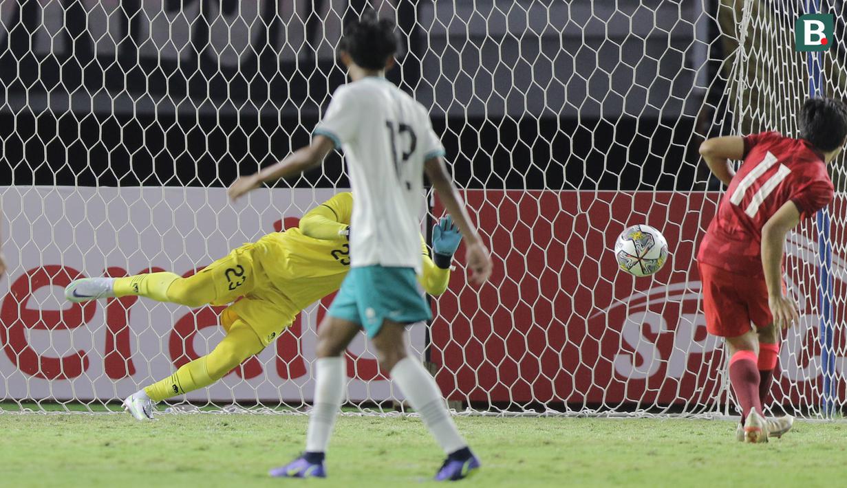 Aditya pun langsung dihadapi dengan tugas berat, yakni harus berhadapan dengan tendangan penalti yang dilakukan pemain Timnas Hong Kong U-20, Chen Ngo Hin (kanan). (Bola.com/Ikhwan Yanuar)