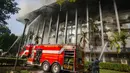 Kebakaran terjadi di lantai atas gedung tersebut. (merdeka.com/Arie Basuki)
