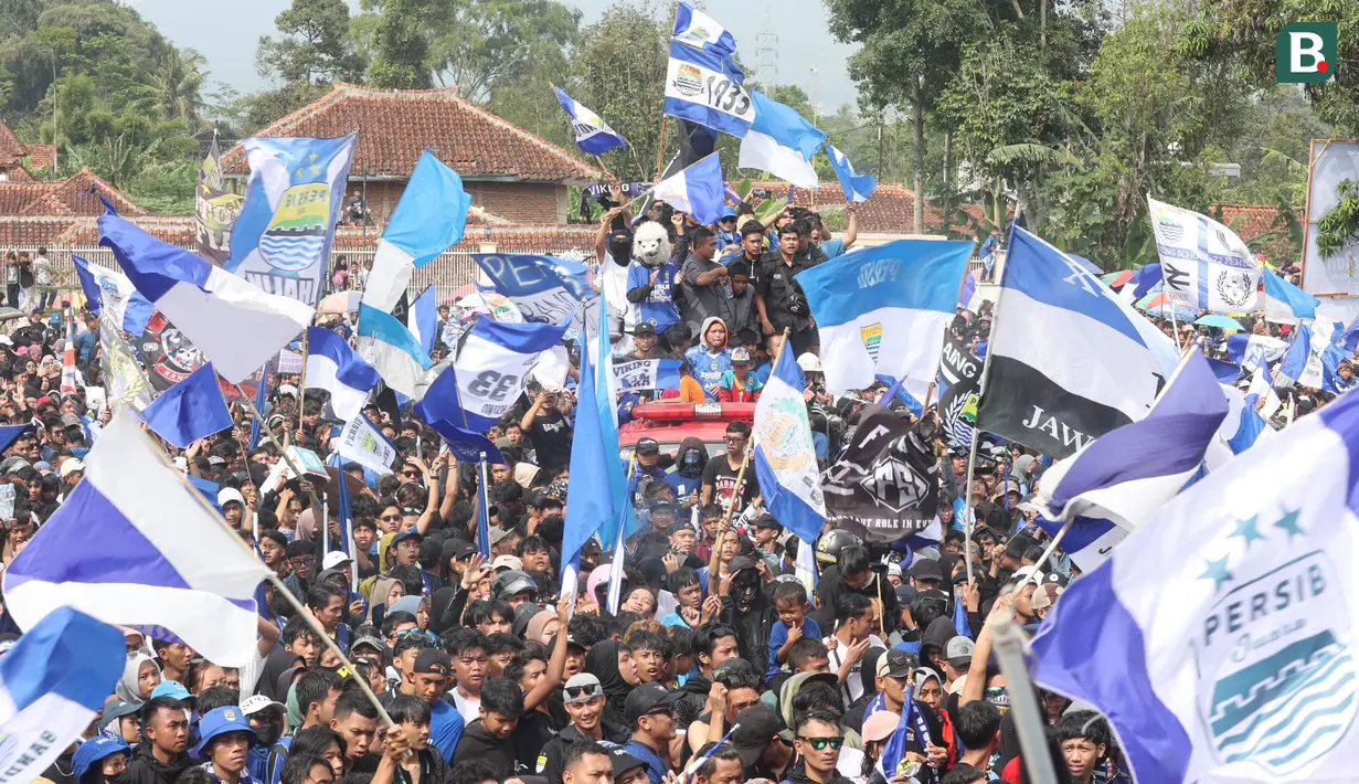 Ribuan fans Persib Bandung atau sering disapa Bobotoh memadati kediaman Umuh Muchtar saat merayakan gelar juara BRI Liga 1 2023/2024 di Tanjungsari, Sumedang, Minggu (02/06/2024). (Bola.com/M Iqbal Ichsan)