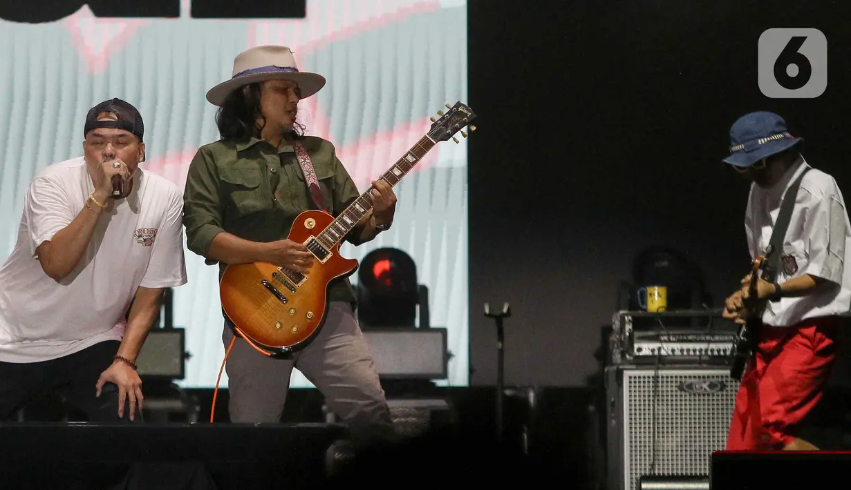 Saat lagu “Wa..lah” penonton pun dibuat tak bisa diam untuk terus bergoyang. (Liputan6.com/Herman Zakharia)