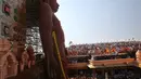 Sejumlah peserta ritual memenuhi area di dekat patung Dewa Jain saat perayan Jain Festival di Shravanabelagola, di barat Bangalore, India (18/2). (AP Photo/Aijaz Rahi)