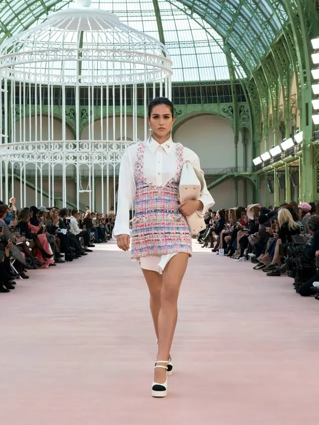 Chanel Merayakan Kebebasan Perempuan dalam Koleksi SS25 di Grand Palais