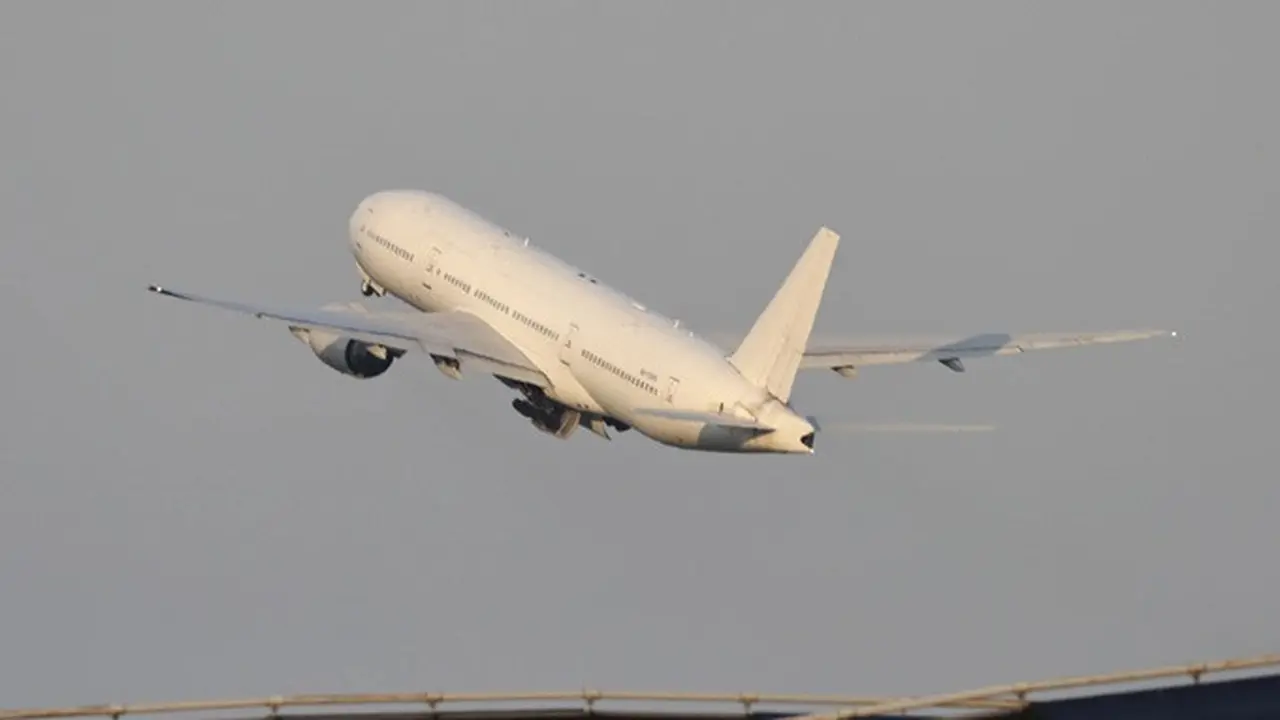 Pesawat Boeing 777-200ER milik maskapai Rusia, Nordwind Airlines, lepas landas dalam penerbangan perdana yang menghubungkan Moskow dan Pyongyang dari Bandara Internasional Sheremetyevo, Moskow, pada Minggu, (27/7/2025).