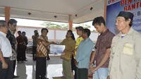 Bupati Banjarnegara, Budhi Sarwono menyerahkan bantuan saluran listrik gratis, program listrik murah bersubsidi. (Foto: Liputan6.com/Kominfo BNA/Muhamad Ridlo)