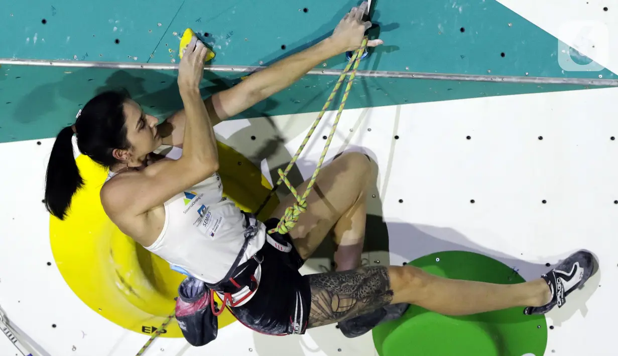 Atlet panjat tebing putri Slovenia, Mia Krampl saat berlaga di babak final kategori lead Kejuaraan Dunia Panjat Tebing 2022 seri Jakarta, Senin (26/9/2022). Mia Krampl menempati posisi ketiga dengan poin 35+ di final lead putri Kejuaraan Dunia Panjat Tebing 2022 seri Jakarta. (Liputan6.com/Helmi Fithriansyah)
