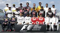 Rio Haryanto berfoto bersama seluruh pebalap F1 sebelum memulai balapan F1 GP Australia di Sirkuit Albert Park, Australia, Minggu (20/3/2016). (Reuters/Brandon Malone)