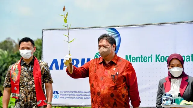 Menteri Koordinator Bidang Perekonomian Airlangga Hartarto saat melakukan kunjungan kerja ke Proyek Investasi Asia Pacific Resources International Limited (APRIL) Group di Pangkalan Kerinci, Kabupaten Pelalawan, Provinsi Riau, Selasa (29/03/2022).