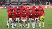 Pemain Timnas Indonesia U-23 sesaat sebelum melawan Filipina pada lanjutan Grup A Piala AFF U-23 2025 di Stadion Utama Gelora Bung Karno (SUGBK), Jakarta, Jumat (18/7/2025). (Liputan6.com/Helmi Fithriansyah)