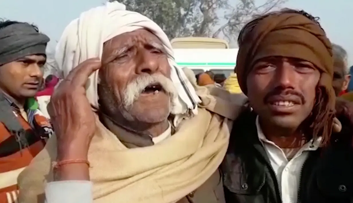 Kesedihan seorang pria di lokasi kecelakaan antara bus sekolah dan truk di Etah, negara bagian Uttar Pradesh, India, Kamis (19/1). Dalam tragedi tersebut selain menewaskan sedikitnya 15 anak, pengemudi bus juga tewas. (KK Production via AP)