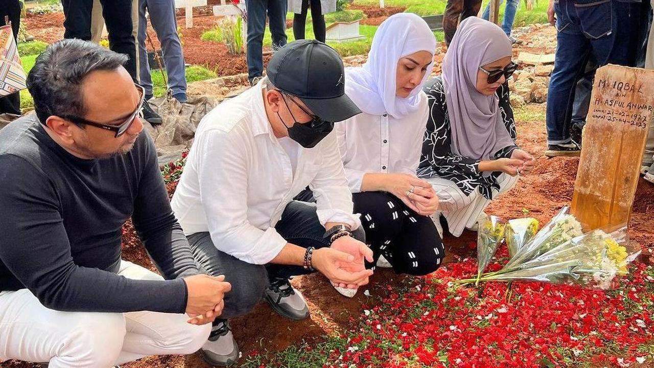 Dihadiri Sejumlah Artis, Ini 7 Momen Pemakaman Pesinetron Iqbal Pakula