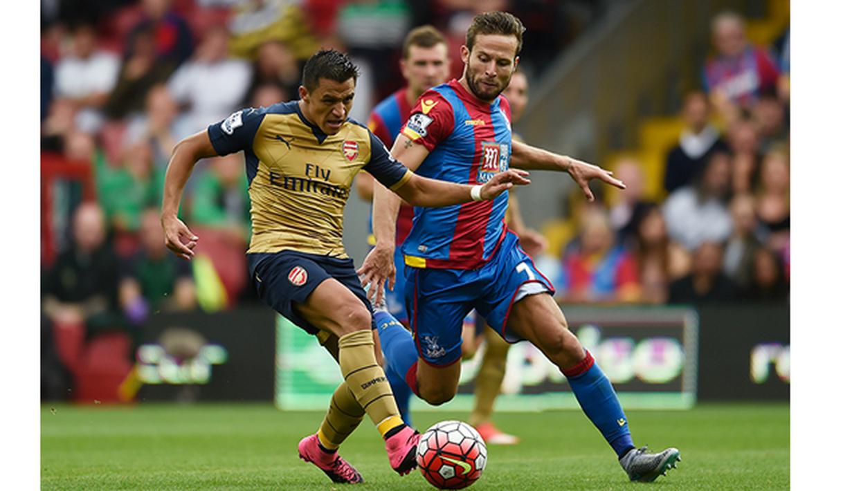 Pemain Arsenal, Alexis Sanchez berusaha melewati hadangan pemain Crystal Palace, Yohan Cabaye pada laga Liga Inggris di Stadion Selhurst Park, Inggris, Minggu (16/8/2015). Arsenal taklukan Palace 2-1. (Reuters/Toby Melville)
