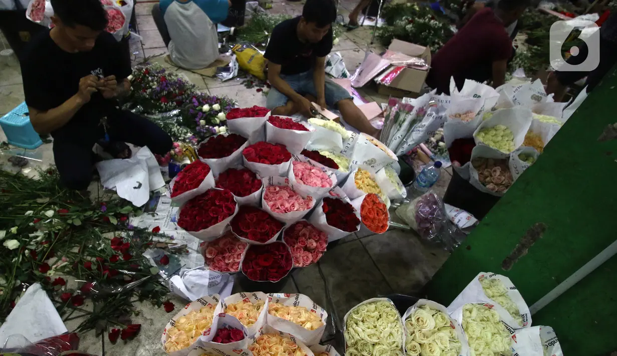 Pedagang menata bunga mawar di Pasar Bunga Rawa Belong, Jakarta Barat, Kamis (13/2/2020). Para pedagang mengaku mengalami kenaikan omzet hingga 50 persen jelang perayaan Hari Valentine yang jatuh setiap tanggal 14 Februari. (Liputan6.com/Angga Yuniar)