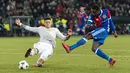 Pemain Manchester United, Marcos Rojo merebut bola dari pemain FC Basel, Dimitri Oberlin pada matchday kelima Grup A Liga Champions di Stadion St Jakob Park, Rabu (22/11). Manchester United takluk 0-1 di markas Basel. (Georgios Kefalas/Keystone via AP)