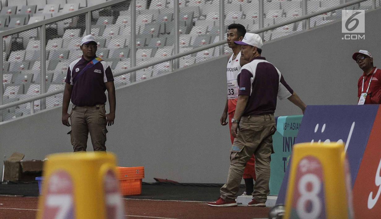 Atlet Indonesia Rizky Ghusyafa Pratama bersiap saat final lompat tinggi putra 18th Asian Games Invitation Tournament di Stadion Utama Gelora Bung Karno, Minggu (11/2). Rizky mendapat perunggu sebagai pemegang posisi ke-3. (Liputan6.com/Faizal Fanani)