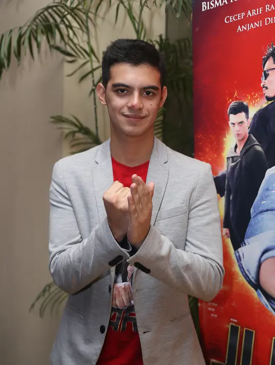" Awal diajak main film ini tawarannya sebagai antagonis. Kata sutradara, 'lu siap dibenci masyarakat gak, soalnya peran lu jahat banget terlihatnya'. Ya gua harus siap dong, lihat karakter gua di film ini gimana," tukasnya. (Andy Masela/Bintang.com)