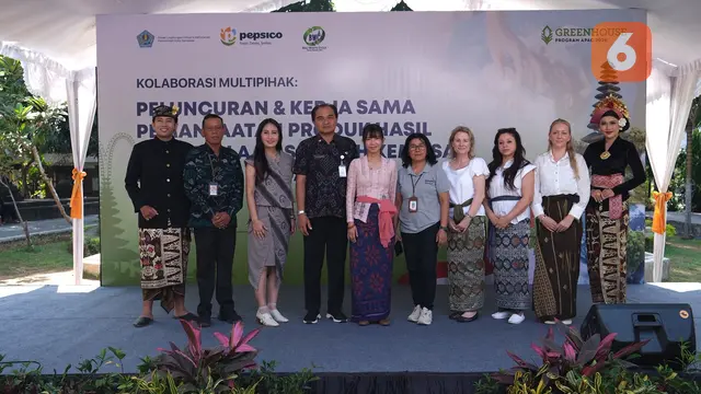 PepsiCo Indonesia bersama Bali Waste Cycle mengolah sampah kemasan plastik multilapis dari produk makanan ringan menjadi papan nama dan penunjuk arah di Taman Kota Sewaka Dharma di kawasan Lumintang, Denpasar pada Jumat (19/9/2026).