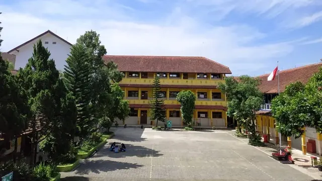 Suasana sepi halaman sekolah SMK Negeri 2 Bawang, Banjarnegara