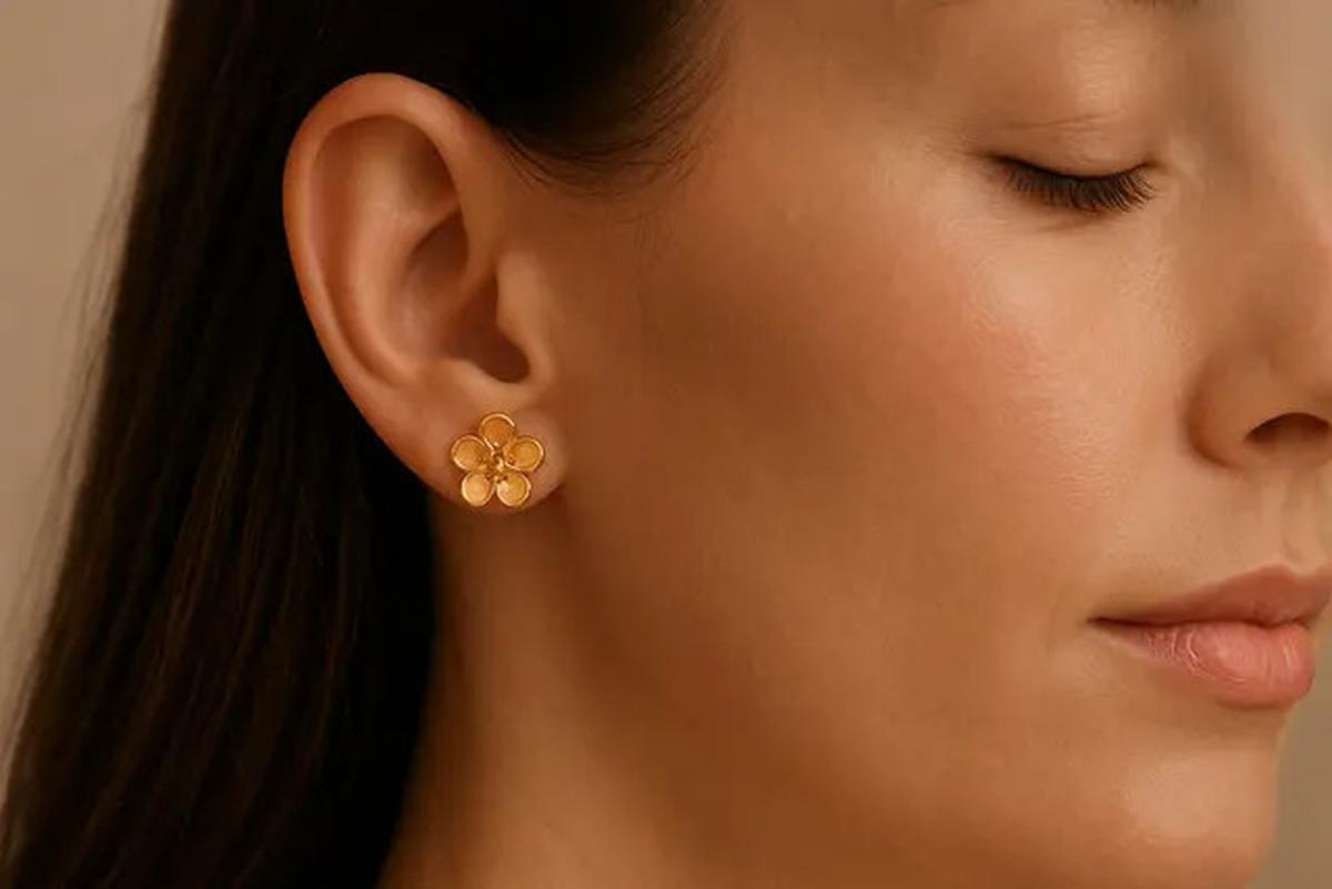 7 Model Anting Emas Tusuk Terbaru 2025, Simpel tapi Elegan untuk Berbagai Gaya