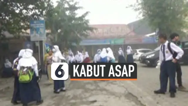 Dinas Pendidikan Kota Palembang meliburkan murid sekolah hari Senin (14/10) karena kabut asap yang semakin parah. Sebagian murid yang sudah sampai di sekolah dipulangkan ke rumah.
