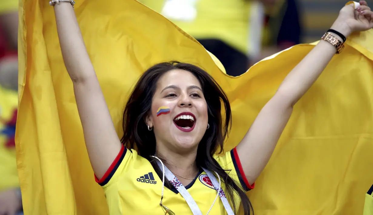 Fans cantik Kolombia merayakan gol timnya ke gawang Polandia pada laga grup H Piala Dunia 2018 di Kazan Arena, Kazan, Rusia, (24/6/2018). Kolombia menang 3-0 atas Polandia. (AP/Thanassis Stavrakis)