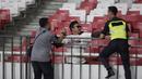 Suporter Timnas Indonesia dihadang pasukan pengamanan ketika akan menghampiri suporter Malaysia saat laga Kualifikasi Piala Dunia 2022 di SUGBK, Jakarta, Kamis (5/9). (Bola.com/Vitalis Yogi Trisna)